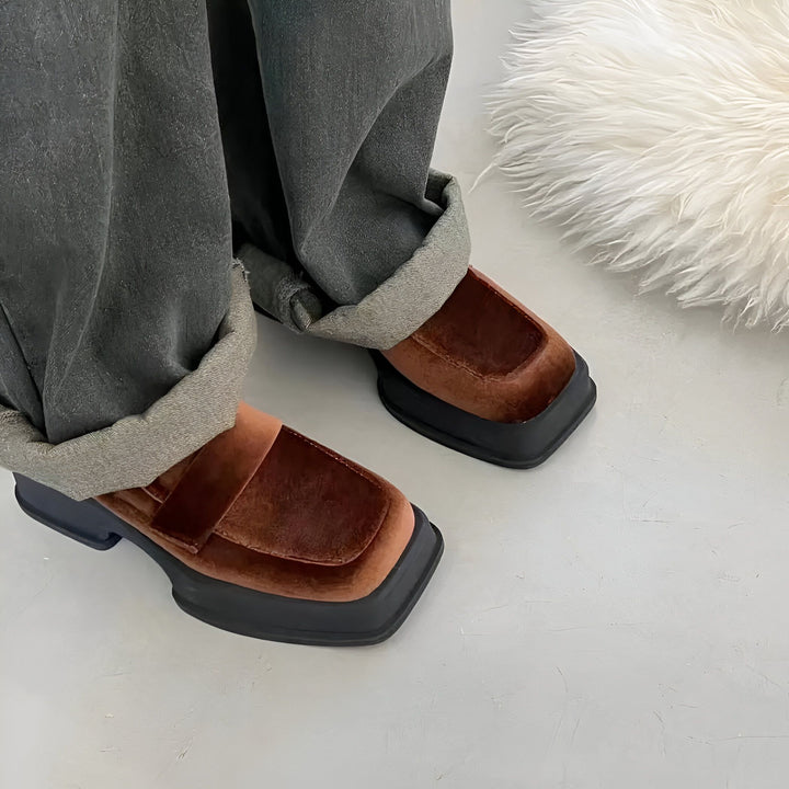 Chaussures marron en velours à semelle épaisse et carrée. Pantalon gris à revers. Style décontracté, chaussures originales et tendance., 45287054901429,45287054934197,45287054966965,45287054999733,45287055032501,45287055065269,45287055098037,45287055130805,45287055163573,45287055196341,45287055229109,45287055261877,45287055294645,45287055327413,45287055360181,45287055392949,45287055425717,45287055458485,45287055491253,45287055524021,45287055556789,45287055589557,45287055622325,45287055655093