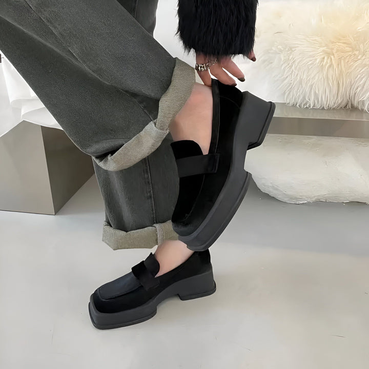 Gros plan sur des mocassins noirs à plateforme portés avec un jean gris retroussé. Chaussures de style décontracté et moderne., 45287054901429,45287054934197,45287054966965,45287054999733,45287055032501,45287055065269,45287055098037,45287055130805,45287055163573,45287055196341,45287055229109,45287055261877,45287055294645,45287055327413,45287055360181,45287055392949,45287055425717,45287055458485,45287055491253,45287055524021,45287055556789,45287055589557,45287055622325,45287055655093