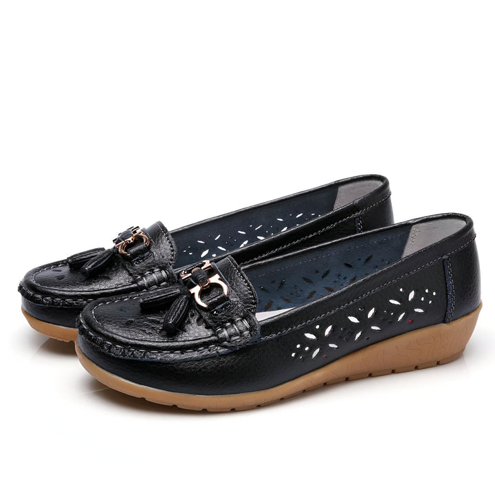 Paire d'escarpins noirs en cuir avec ornements dorés et glands, perforations décoratives florales, semelle marron clair, style décontracté et élégant., 45287003357365,45287003390133,45287003422901,45287003455669,45287003488437,45287003521205,45287003553973,45287003586741,45287003619509,45287003652277,45287003685045,45287003717813,45287003750581,45287003783349,45287003816117,45287003848885,45287003881653,45287003914421,45287003947189,45287003979957,45287004012725,45287004045493,45287004078261,4528700