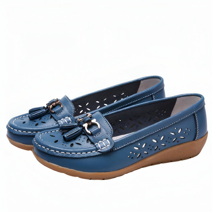 Mocassins femme bleus en cuir avec détails ajourés, boucle dorée et glands décoratifs. Chaussures confortables à semelle compensée marron clair, parfaites pour un style décontracté et élégant., 45287003357365,45287003390133,45287003422901,45287003455669,45287003488437,45287003521205,45287003553973,45287003586741,45287003619509,45287003652277,45287003685045,45287003717813,45287003750581,45287003783349,45287003816117,45287003848885,45287003881653,45287003914421,45287003947189,45287003979957,452870
