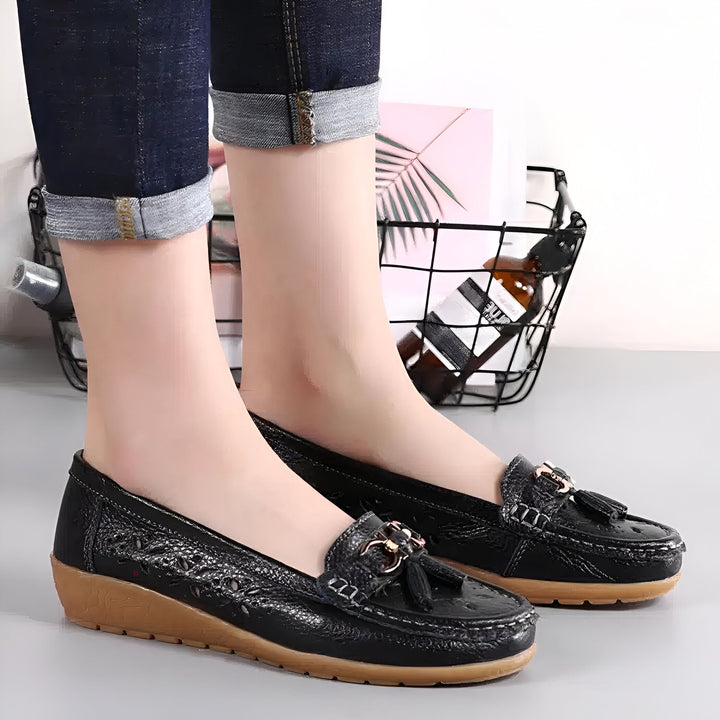 Mocassins noirs pour femmes, avec détails décoratifs et glands. Chaussures confortables et élégantes, portées avec un jean., 45287003357365,45287003390133,45287003422901,45287003455669,45287003488437,45287003521205,45287003553973,45287003586741,45287003619509,45287003652277,45287003685045,45287003717813,45287003750581,45287003783349,45287003816117,45287003848885,45287003881653,45287003914421,45287003947189,45287003979957,45287004012725,45287004045493,45287004078261,45287004111029,45287004143797,45287