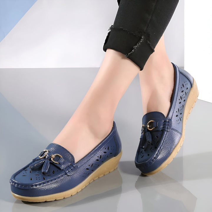 Mocassins bleu marine en cuir pour femme avec détails décoratifs et semelle confortable. Chaussures élégantes et décontractées, parfaites pour un usage quotidien., 45287003357365,45287003390133,45287003422901,45287003455669,45287003488437,45287003521205,45287003553973,45287003586741,45287003619509,45287003652277,45287003685045,45287003717813,45287003750581,45287003783349,45287003816117,45287003848885,45287003881653,45287003914421,45287003947189,45287003979957,45287004012725,45287004045493,4528700407
