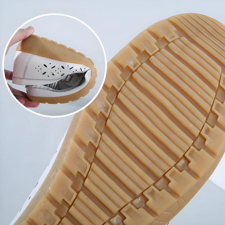 Gros plan de la semelle d'une chaussure blanche. La semelle est marron avec des rainures en relief. Un encadré montre la chaussure tordue, révélant son intérieur et sa flexibilité. Chaussure décontractée, semelle antidérapante., 45287003357365,45287003390133,45287003422901,45287003455669,45287003488437,45287003521205,45287003553973,45287003586741,45287003619509,45287003652277,45287003685045,45287003717813,45287003750581,45287003783349,45287003816117,45287003848885,45287003881653,45287003914421,452