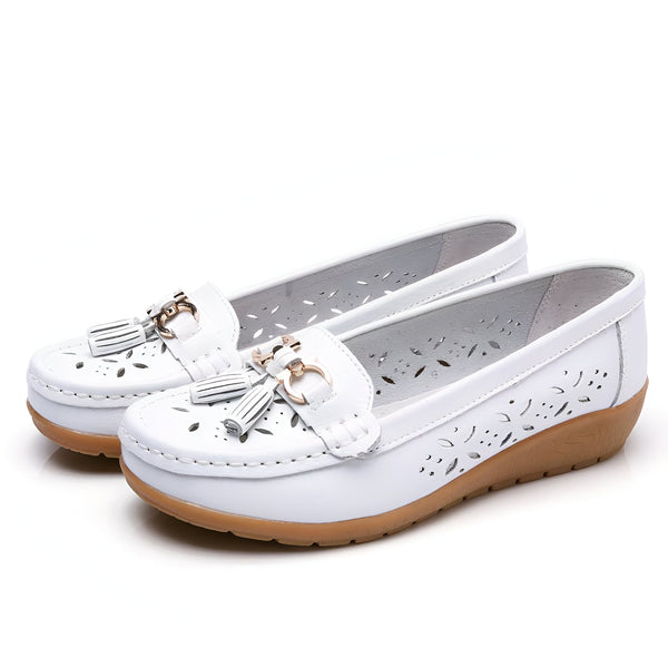 Paire de mocassins blancs ajourés avec garniture à gland et boucle dorée. Chaussures en cuir découpé avec semelle compensée., 45287003357365,45287003390133,45287003422901,45287003455669,45287003488437,45287003521205,45287003553973,45287003586741,45287003619509,45287003652277,45287003685045,45287003717813,45287003750581,45287003783349,45287003816117,45287003848885,45287003881653,45287003914421,45287003947189,45287003979957,45287004012725,45287004045493,45287004078261,45287004111029,45287004143797,452