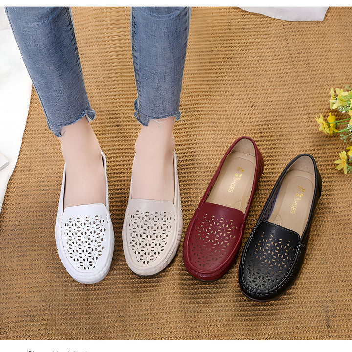 Mocassins ajourés en cuir pour femme. Chaussures plates, confortables et élégantes. Couleurs : blanc, beige, bordeaux et noir. Portées avec un jean., 45286888145077,45286888177845,45286888210613,45286888243381,45286888276149,45286888308917,45286888341685,45286888374453,45286888407221,45286888439989,45286888472757,45286888505525,45286888538293,45286888571061,45286888603829,45286888636597,45286888669365,45286888702133,45286888734901,45286888767669,45286888800437,45286888833205,45286888865973,45286888898