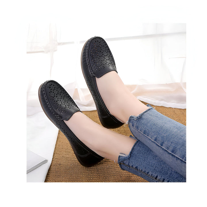 Gros plan de mocassins noirs en cuir portés avec un jean. Chaussures décontractées avec motifs perforés. Style et confort pour tous les jours. Mode féminine., 45286888145077,45286888177845,45286888210613,45286888243381,45286888276149,45286888308917,45286888341685,45286888374453,45286888407221,45286888439989,45286888472757,45286888505525,45286888538293,45286888571061,45286888603829,45286888636597,45286888669365,45286888702133,45286888734901,45286888767669,45286888800437,45286888833205,45286888865973,4