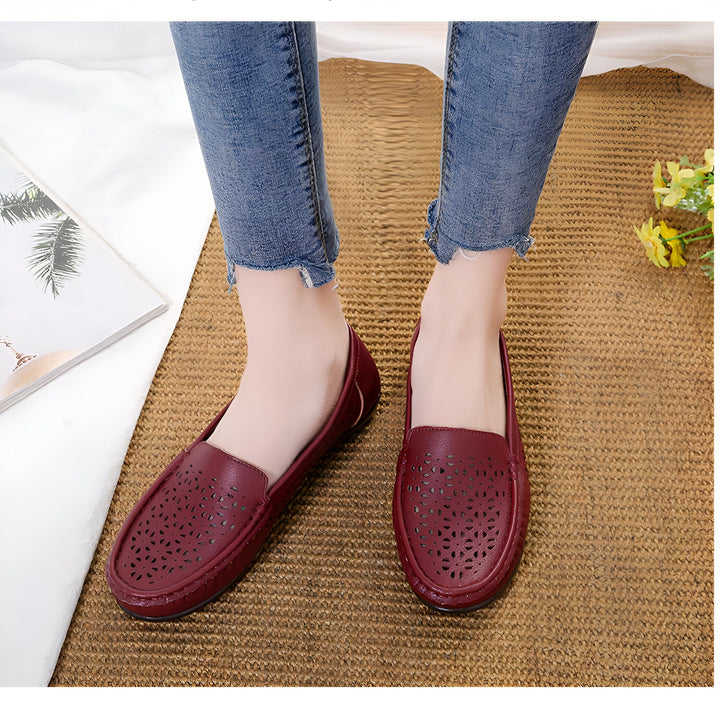 Gros plan de mocassins bordeaux perforés portés avec un jean. Chaussures confortables pour femme sur un tapis en paille, avec des fleurs et un magazine en arrière-plan. Mode décontractée et élégante., 45286888145077,45286888177845,45286888210613,45286888243381,45286888276149,45286888308917,45286888341685,45286888374453,45286888407221,45286888439989,45286888472757,45286888505525,45286888538293,45286888571061,45286888603829,45286888636597,45286888669365,45286888702133,45286888734901,45286888767669,45