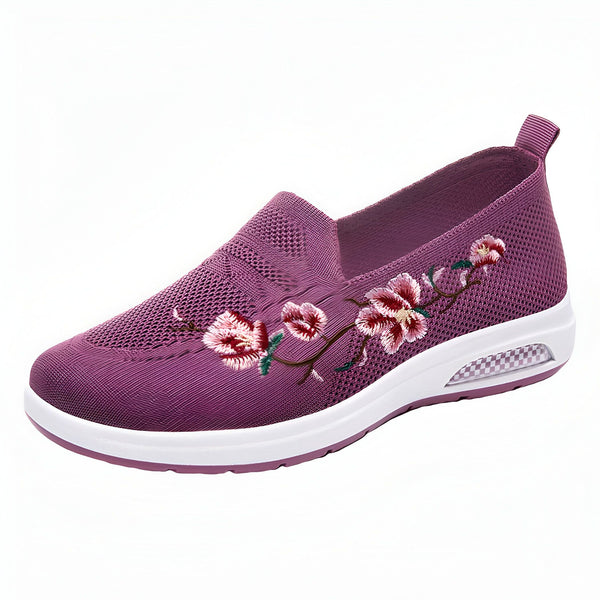 Chaussure de marche violette en maille avec broderies florales délicates. Semelle blanche confortable, style slip-on pratique pour tous les jours. Mode féminine et décontractée., 45286958366901,45286958399669,45286958432437,45286958465205,45286958497973,45286958530741,45286958563509,45286958596277,45286958629045,45286958661813,45286958694581,45286958727349,45286958760117,45286958792885,45286958825653,45286958858421,45286958891189,45286958923957,45286958956725,45286958989493,45286959022261,452869590550