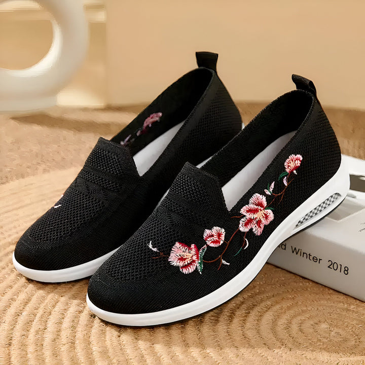 Chaussures plates noires brodées de motifs floraux. Mocassins décontractés pour femmes, dessus en maille respirante. Semelle blanche confortable. Mode printemps-été., 45286958366901,45286958399669,45286958432437,45286958465205,45286958497973,45286958530741,45286958563509,45286958596277,45286958629045,45286958661813,45286958694581,45286958727349,45286958760117,45286958792885,45286958825653,45286958858421,45286958891189,45286958923957,45286958956725,45286958989493,45286959022261,45286959055029,45286959