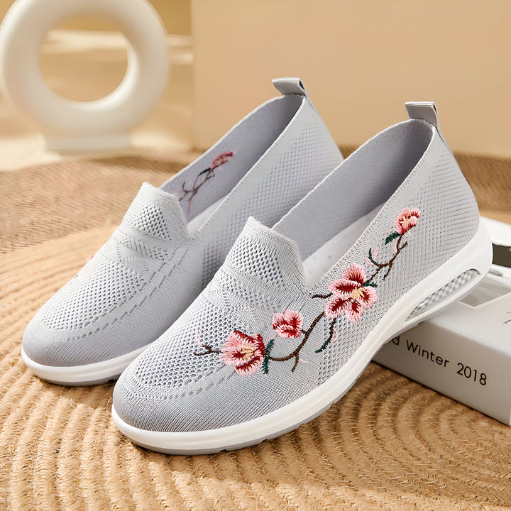 Chaussures décontractées grises avec broderies florales roses, idéales pour le confort quotidien. Modèle slip-on respirant et léger, parfait pour le printemps et l'été., 45286958366901,45286958399669,45286958432437,45286958465205,45286958497973,45286958530741,45286958563509,45286958596277,45286958629045,45286958661813,45286958694581,45286958727349,45286958760117,45286958792885,45286958825653,45286958858421,45286958891189,45286958923957,45286958956725,45286958989493,45286959022261,45286959055029,452