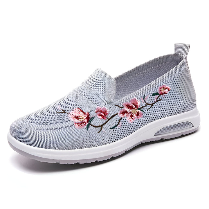 Chaussure décontractée grise en maille avec une broderie florale rose. Baskets confortables pour femmes, style slip-on, semelle blanche. Idéale pour le quotidien, le sport léger, ou une promenade en ville., 45286958366901,45286958399669,45286958432437,45286958465205,45286958497973,45286958530741,45286958563509,45286958596277,45286958629045,45286958661813,45286958694581,45286958727349,45286958760117,45286958792885,45286958825653,45286958858421,45286958891189,45286958923957,45286958956725,45286958989493