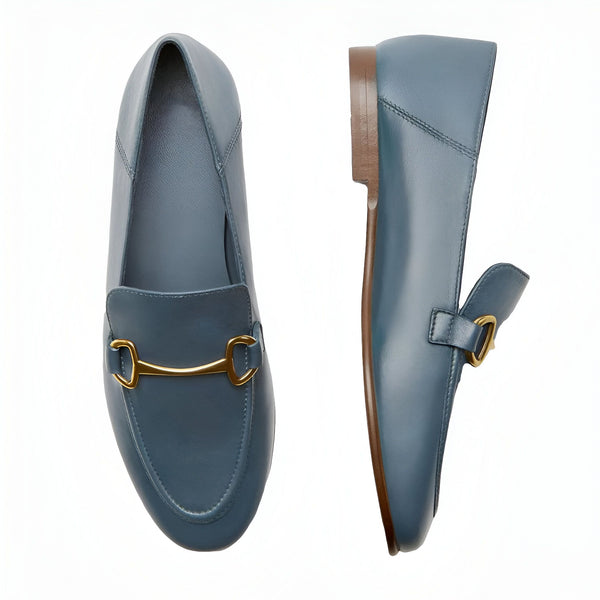 Vue rapprochée de deux mocassins bleus en cuir pour femmes, ornés d'une boucle dorée sur le dessus. Chaussures élégantes et confortables, parfaites pour un look décontracté ou professionnel., 45286733873333,45286733906101,45286733938869,45286733971637,45286734004405,45286734037173,45286734069941,45286734102709,45286734135477,45286734168245,45286734201013,45286734233781,45286734266549,45286734299317,45286734332085,45286734364853,45286734397621,45286734430389