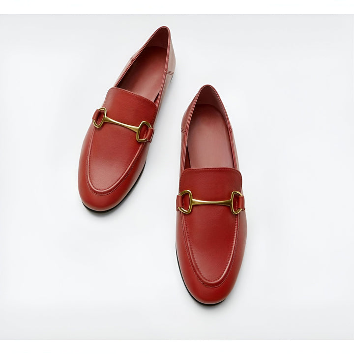 Vue rapprochée de deux mocassins en cuir rouge avec détail de mors doré, posés sur un fond blanc. Chaussures élégantes et confortables., 45286733873333,45286733906101,45286733938869,45286733971637,45286734004405,45286734037173,45286734069941,45286734102709,45286734135477,45286734168245,45286734201013,45286734233781,45286734266549,45286734299317,45286734332085,45286734364853,45286734397621,45286734430389