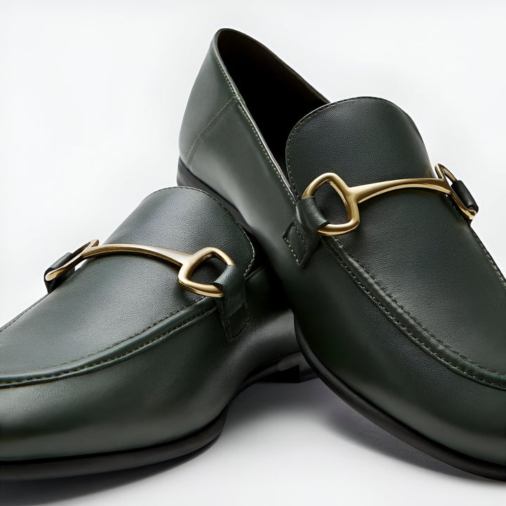 Vue rapprochée de deux mocassins en cuir vert foncé avec détails dorés. Chaussures élégantes pour homme, parfaites pour un look formel ou décontracté chic. Accessoires de mode., 45286733873333,45286733906101,45286733938869,45286733971637,45286734004405,45286734037173,45286734069941,45286734102709,45286734135477,45286734168245,45286734201013,45286734233781,45286734266549,45286734299317,45286734332085,45286734364853,45286734397621,45286734430389