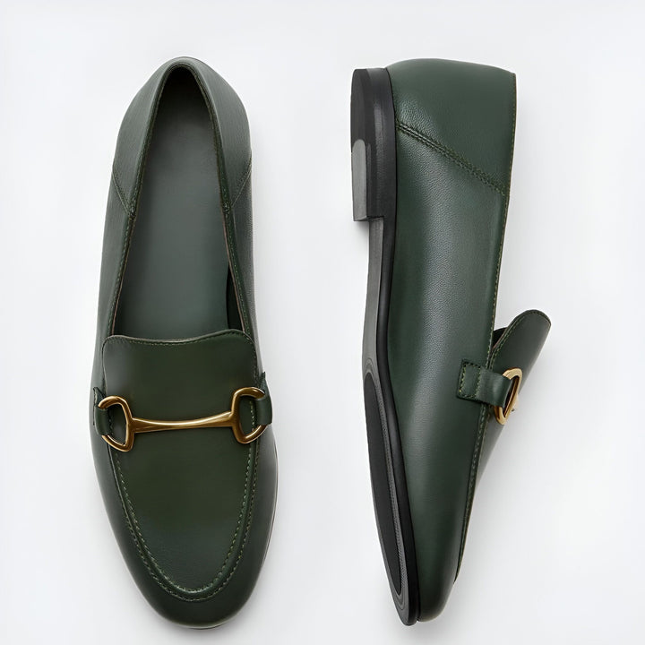 Mocassins en cuir vert olive avec détails métalliques dorés. Chaussures plates élégantes pour femmes, vue rapprochée., 45286733873333,45286733906101,45286733938869,45286733971637,45286734004405,45286734037173,45286734069941,45286734102709,45286734135477,45286734168245,45286734201013,45286734233781,45286734266549,45286734299317,45286734332085,45286734364853,45286734397621,45286734430389