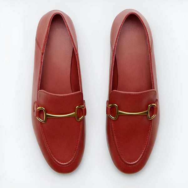Vue rapprochée de deux mocassins rouges en cuir avec une boucle dorée., 45286733873333,45286733906101,45286733938869,45286733971637,45286734004405,45286734037173,45286734069941,45286734102709,45286734135477,45286734168245,45286734201013,45286734233781,45286734266549,45286734299317,45286734332085,45286734364853,45286734397621,45286734430389