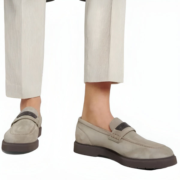 Gros plan de mocassins en daim gris-beige avec des pantalons en velours côtelé écru. Chaussures homme, style décontracté, confort., 45286718046389,45286718079157,45286718111925,45286718144693,45286718177461,45286718210229