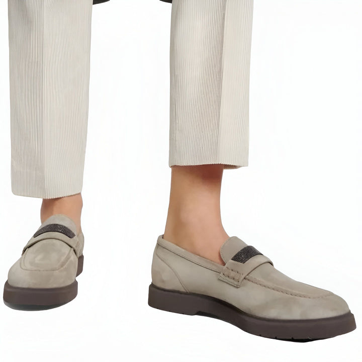 Gros plan de mocassins en daim gris-beige avec des pantalons en velours côtelé écru. Chaussures homme, style décontracté, confort., 45286718046389,45286718079157,45286718111925,45286718144693,45286718177461,45286718210229