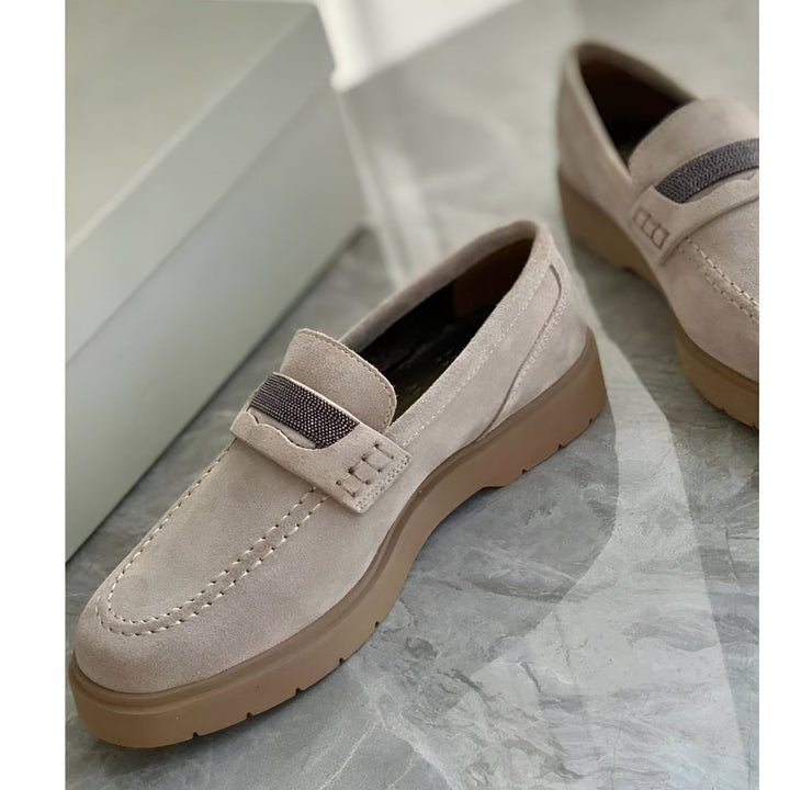 Mocassins beiges pour femmes, en daim avec semelle épaisse marron et détail texturé sur le dessus. Chaussures élégantes et confortables pour le quotidien., 45286718046389,45286718079157,45286718111925,45286718144693,45286718177461,45286718210229