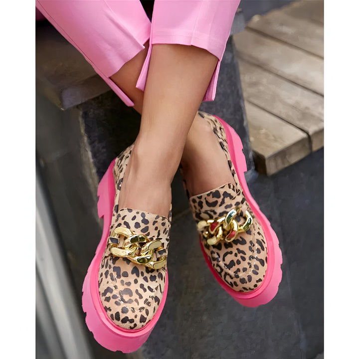 Mocassins à motif léopard avec semelles roses et chaînes dorées portés avec un pantalon rose. Chaussures mode et confortables., 45286832406709,45286832439477,45286832472245,45286832505013,45286832537781,45286832570549,45286832603317,45286832636085