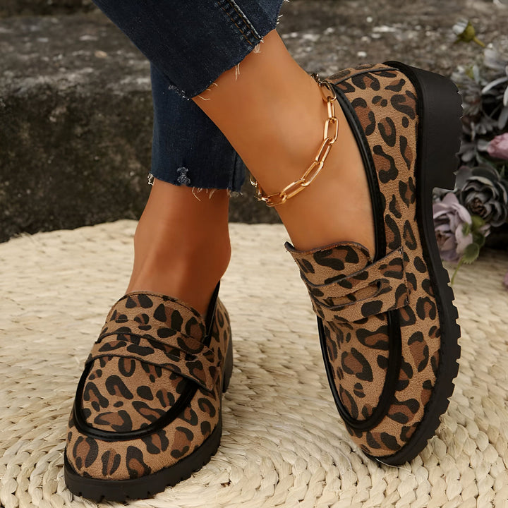 Mocassins à imprimé léopard portés avec un jean et une chaîne de cheville dorée. Chaussures décontractées à motif animal., 45286625870005,45286625902773,45286625935541,45286625968309,45286626001077,45286626033845,45286626066613,45286626099381