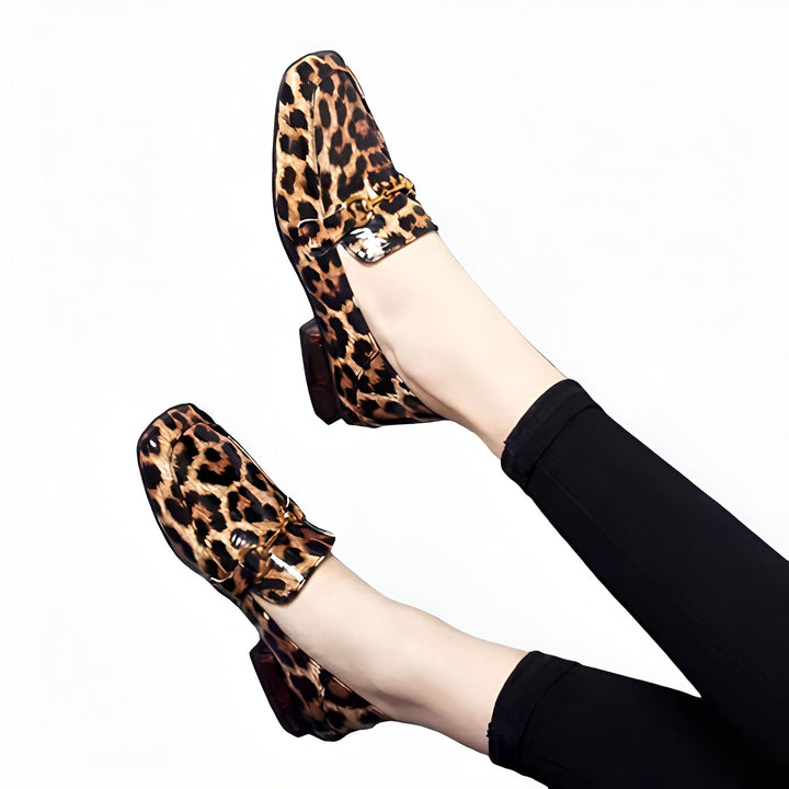 Chaussures mocassins à imprimé léopard portées avec des leggings noirs. Détail doré sur le dessus. Mode féminine, style audacieux et élégant., 45287153991861,45287154024629,45287154057397,45287154090165,45287154122933,45287154155701