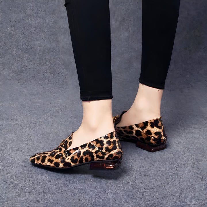 Chaussures à talons bas léopard portées avec un pantalon noir. Mode femme, imprimé animal tendance, talon transparent original., 45287153991861,45287154024629,45287154057397,45287154090165,45287154122933,45287154155701