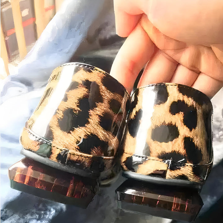 Deux mules à motif léopard en vernis, talon transparent marron. Chaussures originales, tendance et stylées., 45287153991861,45287154024629,45287154057397,45287154090165,45287154122933,45287154155701