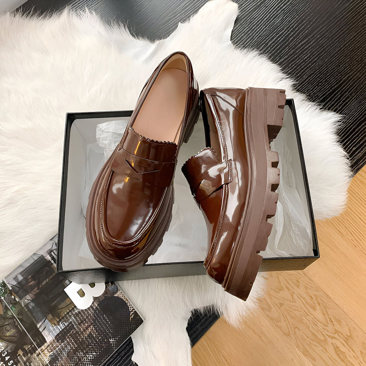 Vue rapprochée de mocassins vernis marron foncé à semelle épaisse dans leur boîte. Chaussures élégantes pour femmes, mode automne-hiver. Idéal pour un look décontracté ou habillé., 45286908330165,45286908362933,45286908395701,45286908428469,45286908461237,45286908494005,45286908526773,45286908559541,45286908592309,45286908625077,45286908657845,45286908690613