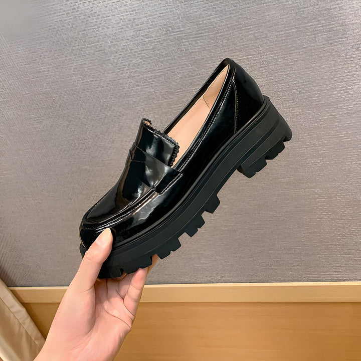 Mocassin plateforme noir verni, style tendance. Chaussure élégante avec une semelle épaisse crantée. Mode femme, look décontracté et chic., 45286908330165,45286908362933,45286908395701,45286908428469,45286908461237,45286908494005,45286908526773,45286908559541,45286908592309,45286908625077,45286908657845,45286908690613