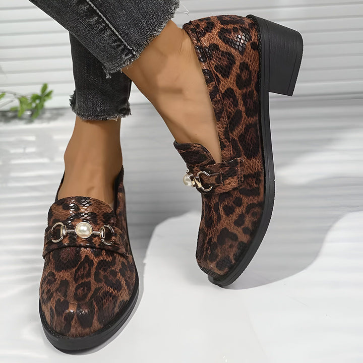 Mocassins léopard pour femmes, avec talon bas et ornement doré et perle. Chaussures de ville originales et tendance. Idéales pour un look chic et décontracté., 45286625345717,45286625378485,45286625411253,45286625444021,45286625476789,45286625509557,45286625542325,45286625575093,45286625607861,45286625640629,45286625673397,45286625706165,45286625738933,45286625771701,45286625804469,45286625837237