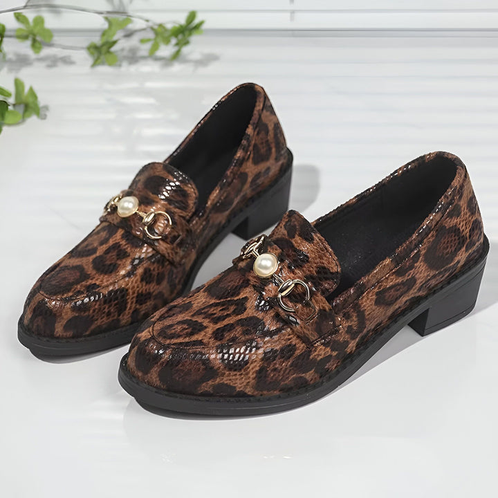 Mocassins à talons bas pour femmes avec motif léopard, ornés d'une boucle dorée et d'une perle. Chaussures élégantes pour un look tendance., 45286625345717,45286625378485,45286625411253,45286625444021,45286625476789,45286625509557,45286625542325,45286625575093,45286625607861,45286625640629,45286625673397,45286625706165,45286625738933,45286625771701,45286625804469,45286625837237