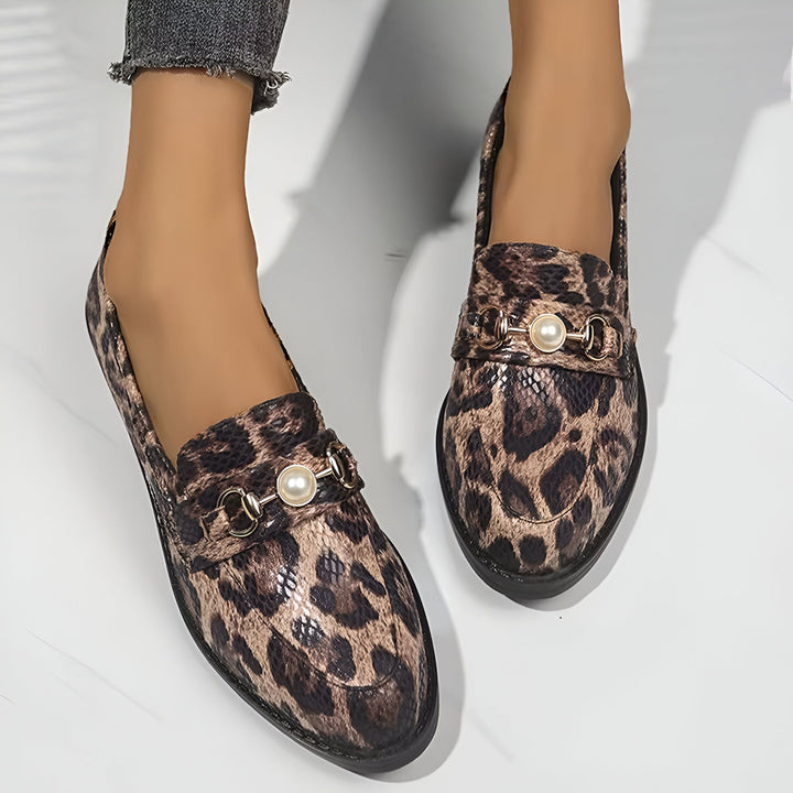 Chaussures mocassins à imprimé léopard pour femme, avec une boucle dorée et une perle blanche décorative. Chaussures de mode élégantes, confortables et stylées., 45286625345717,45286625378485,45286625411253,45286625444021,45286625476789,45286625509557,45286625542325,45286625575093,45286625607861,45286625640629,45286625673397,45286625706165,45286625738933,45286625771701,45286625804469,45286625837237