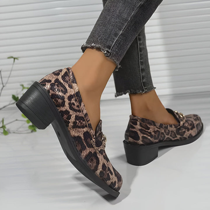 Chaussures mocassins à talons blocs avec motif léopard portées avec un jean gris. Fermoir décoratif doré. Mode femme, style décontracté et élégant., 45286625345717,45286625378485,45286625411253,45286625444021,45286625476789,45286625509557,45286625542325,45286625575093,45286625607861,45286625640629,45286625673397,45286625706165,45286625738933,45286625771701,45286625804469,45286625837237