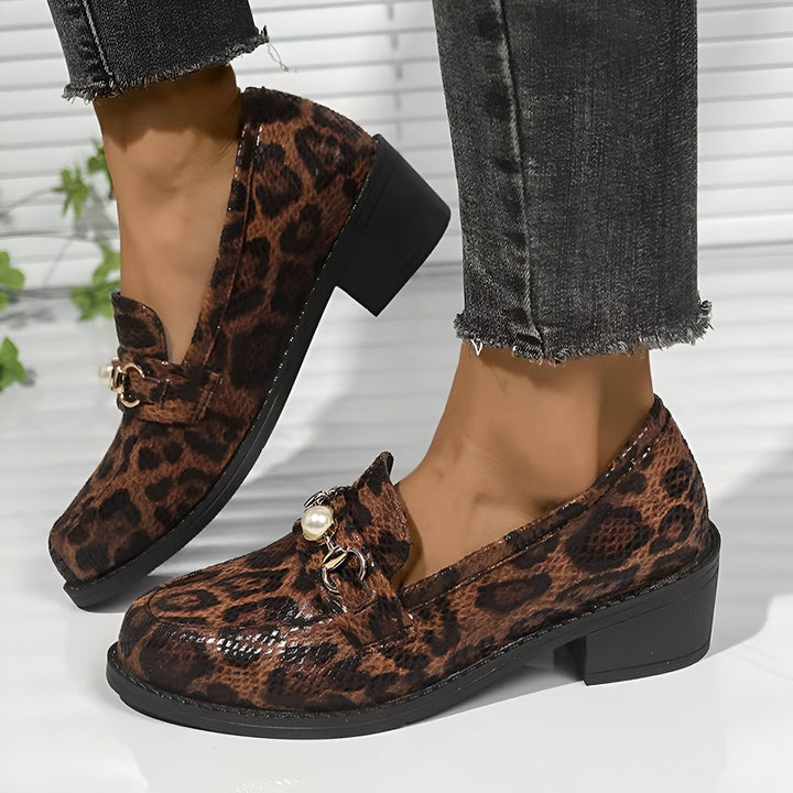 Mocassins à talons bas pour femmes avec motif léopard. Chaussures élégantes avec ornements dorés et perles blanches. Idéales pour un look tendance et confortable., 45286625345717,45286625378485,45286625411253,45286625444021,45286625476789,45286625509557,45286625542325,45286625575093,45286625607861,45286625640629,45286625673397,45286625706165,45286625738933,45286625771701,45286625804469,45286625837237