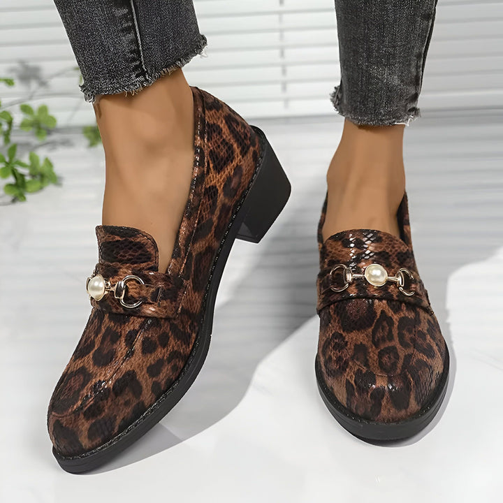 Chaussures mocassins léopard à talons épais pour femme, ornées d'une boucle dorée et d'une perle., 45286625345717,45286625378485,45286625411253,45286625444021,45286625476789,45286625509557,45286625542325,45286625575093,45286625607861,45286625640629,45286625673397,45286625706165,45286625738933,45286625771701,45286625804469,45286625837237