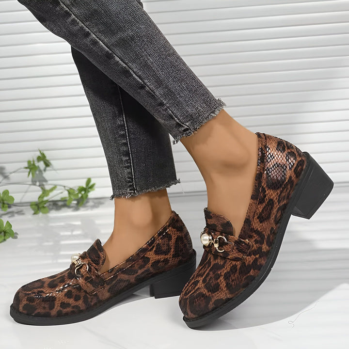 Mocassins à talons épais et imprimé léopard. Fermoir doré décoré d'une perle. Portés avec un jean gris délavé. Chaussures élégantes et tendance pour femme., 45286625345717,45286625378485,45286625411253,45286625444021,45286625476789,45286625509557,45286625542325,45286625575093,45286625607861,45286625640629,45286625673397,45286625706165,45286625738933,45286625771701,45286625804469,45286625837237