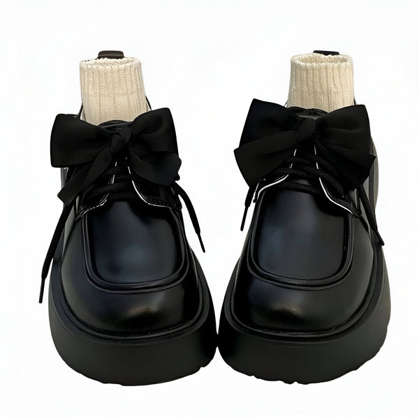 Paire de chaussures noires à plateforme, lacets avec nœuds en ruban noir. Chaussettes blanches visibles. Style preppy, esthétique féminine et tendance., 45286886375605,45286886408373,45286886441141,45286886473909,45286886506677,45286886539445,45286886572213,45286886604981,45286886637749,45286886670517,45286886703285,45286886736053