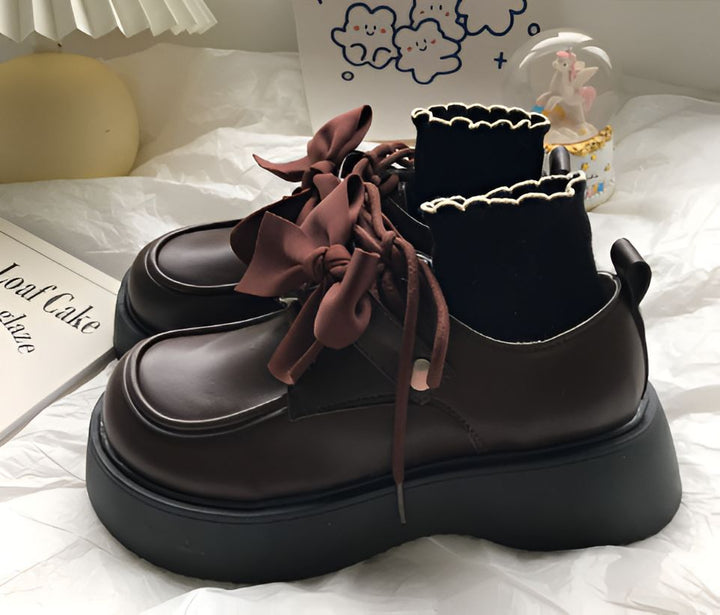 Chaussures marron à plateforme épaisse avec des lacets en ruban marron, portées avec des chaussettes noires à bordure ondulée. Décoration kawaii en arrière-plan. Style lolita, mode japonaise., 45286886375605,45286886408373,45286886441141,45286886473909,45286886506677,45286886539445,45286886572213,45286886604981,45286886637749,45286886670517,45286886703285,45286886736053