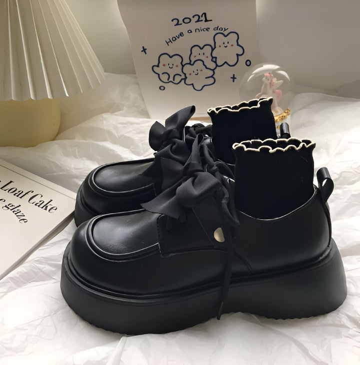 Chaussures noires à plateforme avec lacets en ruban et chaussettes à volants. Style esthétique mignon, ambiance douce et féminine. Chaussures à la mode pour un look tendance., 45286886375605,45286886408373,45286886441141,45286886473909,45286886506677,45286886539445,45286886572213,45286886604981,45286886637749,45286886670517,45286886703285,45286886736053