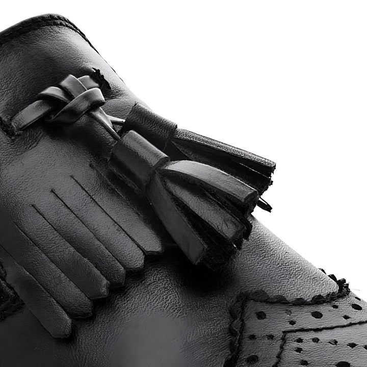 Gros plan sur une chaussure noire en cuir avec des franges et des détails perforés. Style élégant et classique. Idéal pour la mode masculine et le confort., 45286786465973,45286786498741,45286786531509,45286786564277,45286786597045,45286786629813