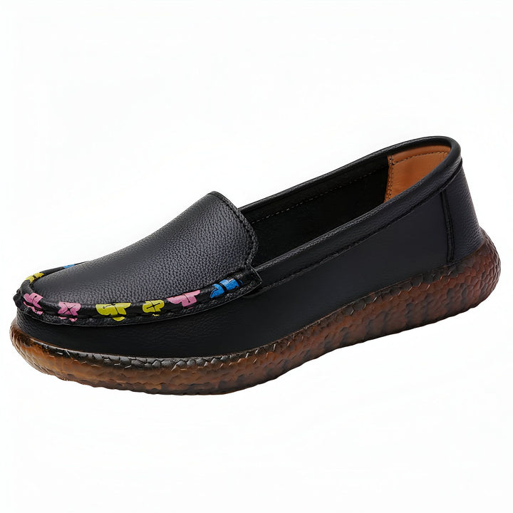 Mocassin noir pour femme avec semelle épaisse texturée. Détails colorés sur le dessus. Chaussure confortable et élégante., 45287144816821,45287144849589,45287144882357,45287144915125,45287144947893,45287144980661,45287145013429,45287145046197,45287145078965,45287145111733,45287145144501,45287145177269,45287145210037,45287145242805,45287145275573,45287145308341,45287145341109,45287145373877,45287145406645,45287145439413,45287145472181