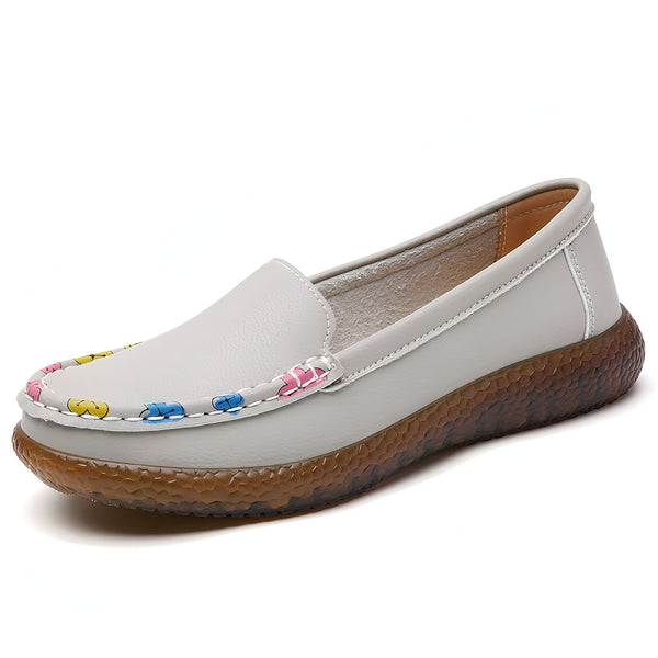 Mocassin en cuir gris clair pour femme avec semelle marron texturée et motif coloré sur le dessus. Chaussure confortable et élégante, idéale pour un usage quotidien., 45287144816821,45287144849589,45287144882357,45287144915125,45287144947893,45287144980661,45287145013429,45287145046197,45287145078965,45287145111733,45287145144501,45287145177269,45287145210037,45287145242805,45287145275573,45287145308341,45287145341109,45287145373877,45287145406645,45287145439413,45287145472181