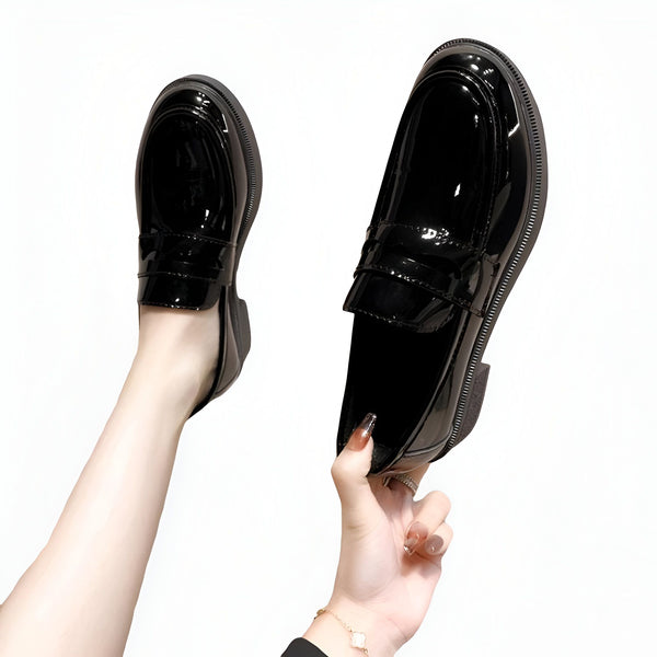 Mocassins noirs vernis pour femmes, style preppy. Chaussures élégantes portées à la main et au pied, mode féminine., 45286950895797,45286950928565,45286950961333,45286950994101,45286951026869,45286951059637