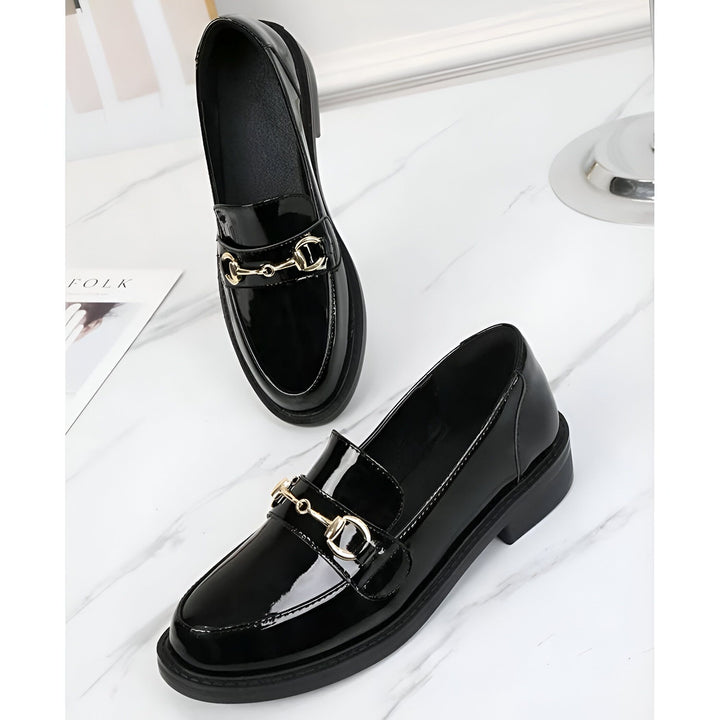 Mocassins noirs vernis avec boucles dorées. Chaussures élégantes pour femmes, tendance mode. Style classique revisité., 45286727549109,45286727581877,45286727614645,45286727647413,45286727680181,45286727712949,45286727745717,45286727778485,45286727811253