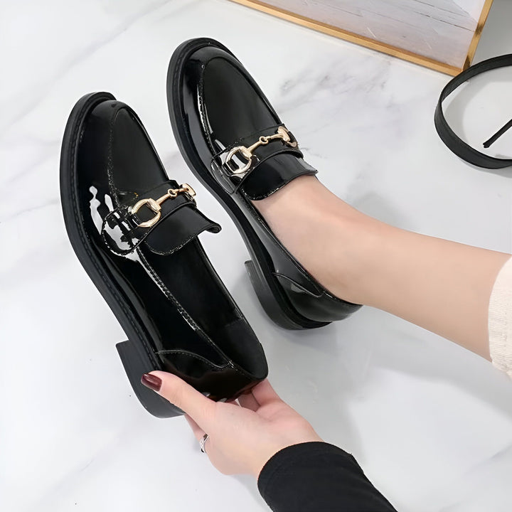 Mocassins noirs vernis avec détails dorés. Chaussures élégantes et brillantes, parfaites pour un look sophistiqué. Mode féminine, souliers confortables., 45286727549109,45286727581877,45286727614645,45286727647413,45286727680181,45286727712949,45286727745717,45286727778485,45286727811253