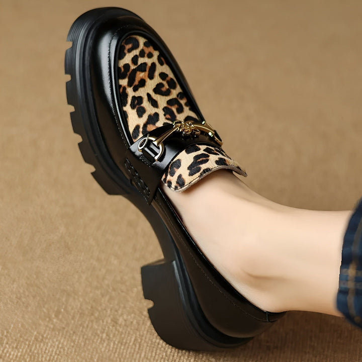 Mocassin noir à imprimé léopard avec semelle épaisse. Détail d'une boucle dorée sur le dessus. Chaussure élégante et tendance, idéale pour un look audacieux. Mode femme, chaussures à la mode., 45286649594037,45286649626805,45286649659573,45286649692341,45286649725109