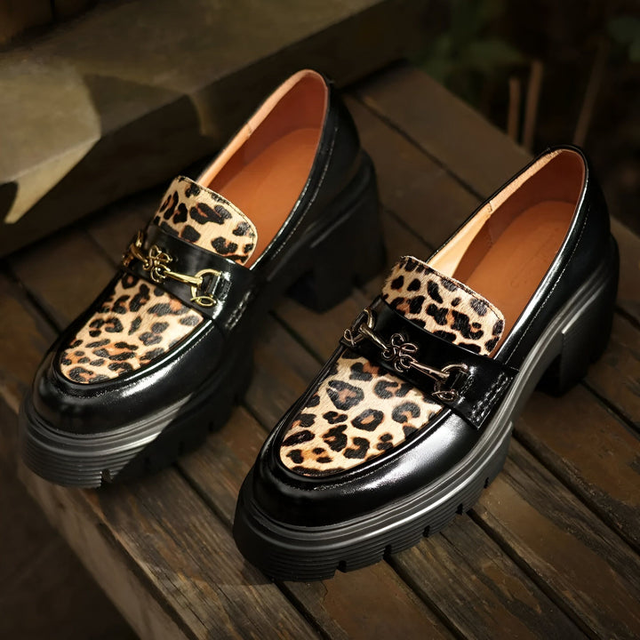 Mocassins à talons noirs avec motif léopard et bride dorée. Chaussures élégantes pour femme, style décontracté chic, détail mode léopard, talons confortables et modernes., 45286649594037,45286649626805,45286649659573,45286649692341,45286649725109