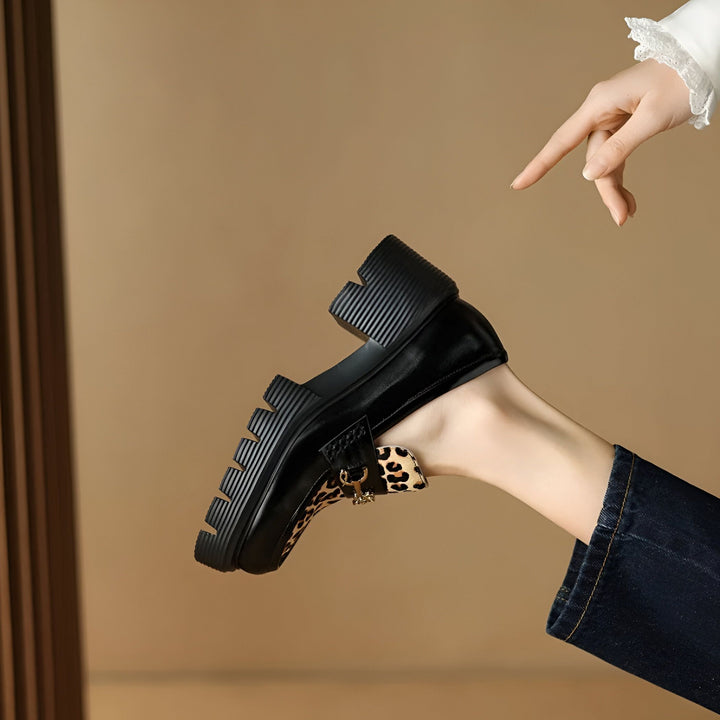 Chaussure noire à talon, détail léopard, présentée par une main. Mode, élégance et style unique. Mocassins tendance avec motif animal. Chaussures femme en cuir, boucle dorée. Idée cadeau pour les fashionistas., 45286649594037,45286649626805,45286649659573,45286649692341,45286649725109