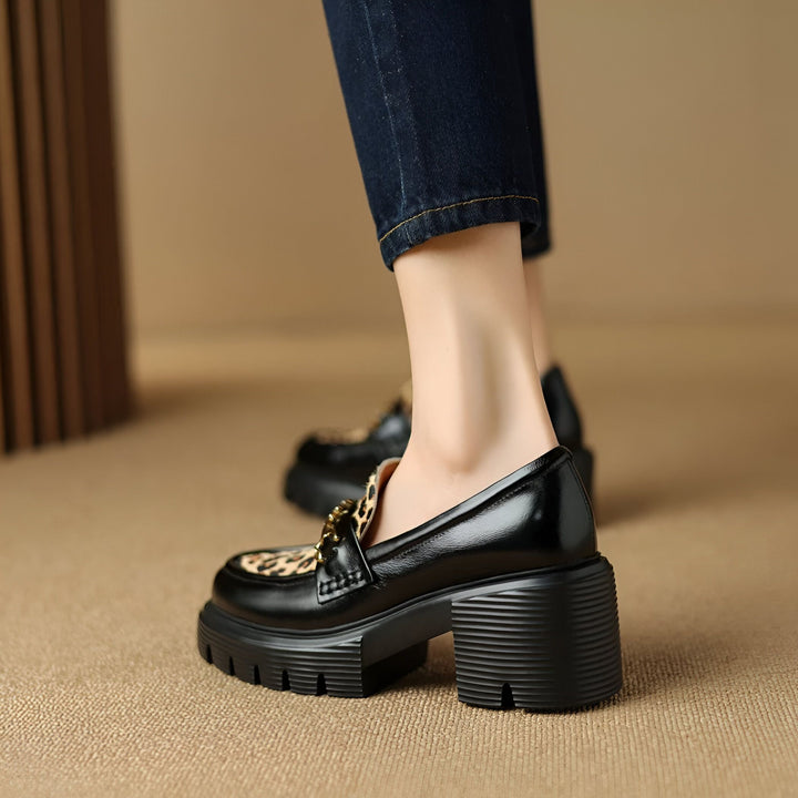 Mocassins noirs vernis à talons hauts et semelles épaisses. Détails léopard et chaîne dorée. Chaussures tendance pour femme., 45286649594037,45286649626805,45286649659573,45286649692341,45286649725109